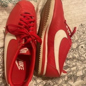 Nike women’s tennis shoes, size 7.5.